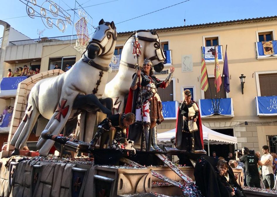 EL BANDO DE LA CRUZ TOMA LAS CALLES DE MURO DE ALCOY EN SUS FIESTAS DE